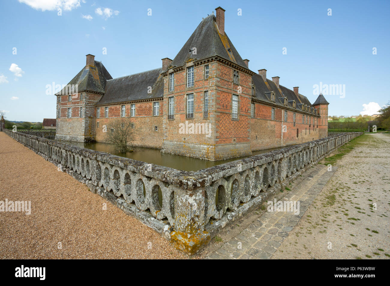 Il rettangolare Chateau de Carrouges circondato dal fossato. Foto Stock