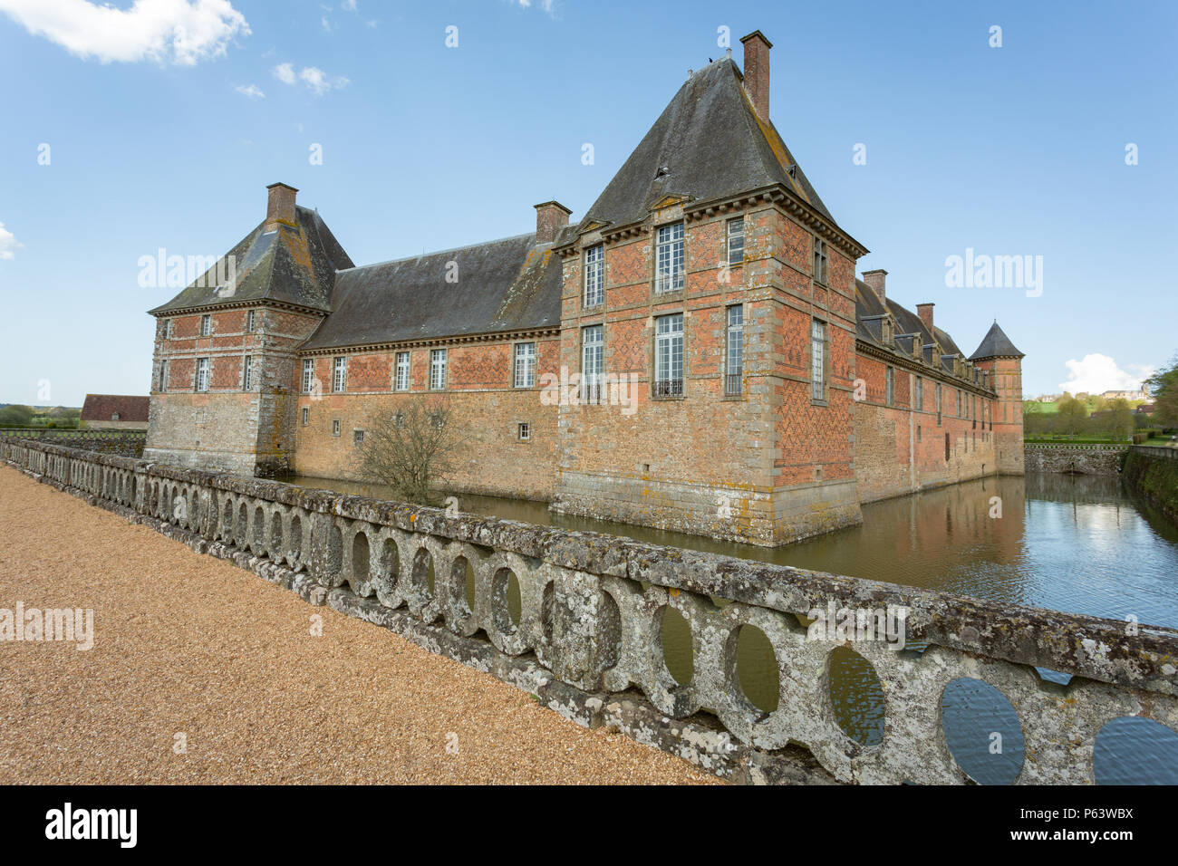 Il rettangolare Chateau de Carrouges circondato dal fossato. Foto Stock