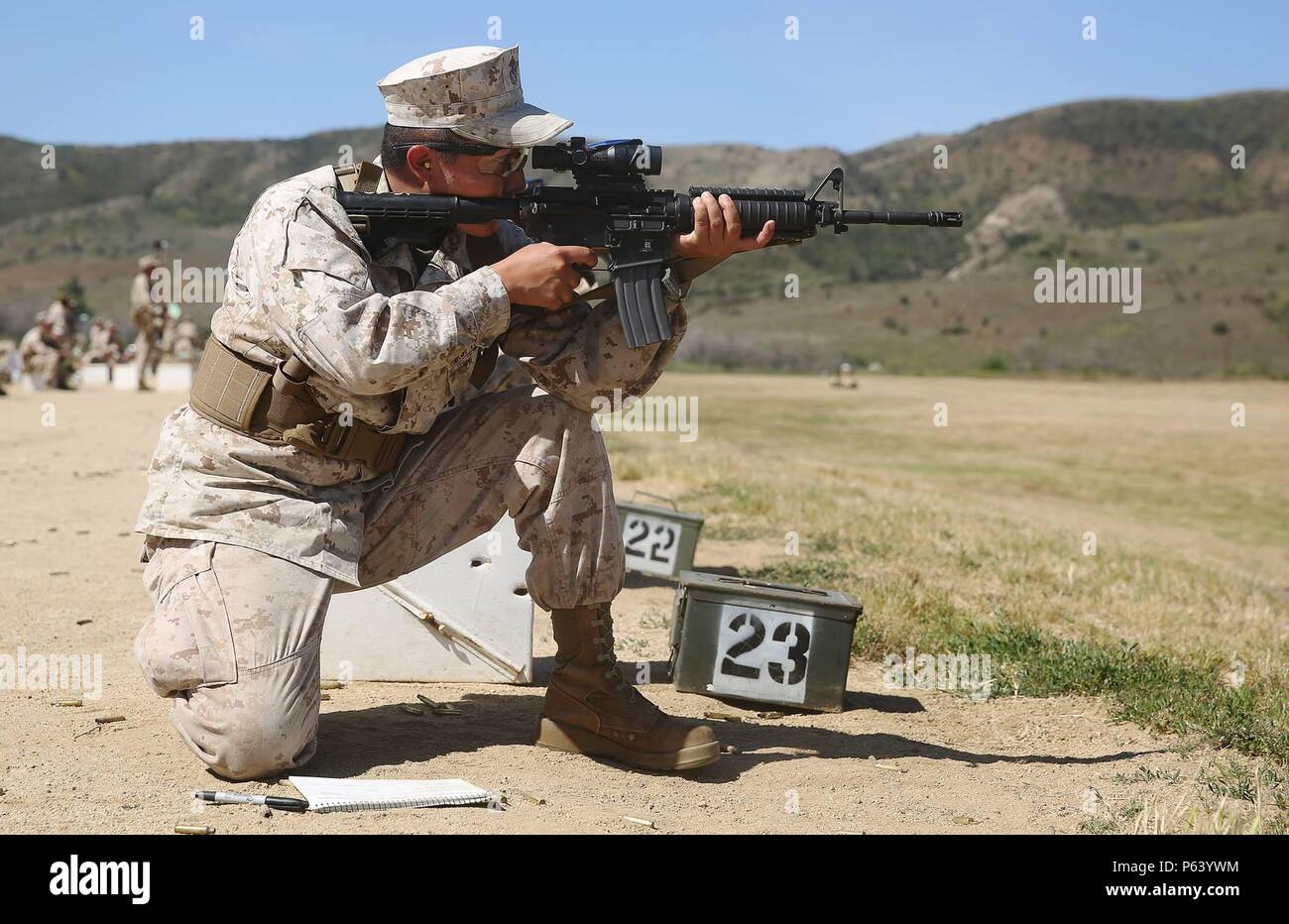 CAMP PENDLETON, California -- Marines partecipare nella tabella uno di loro annuale Rifle Qualificazione precisione di tiro a Wilcox gamma, 20 aprile 2016. Tabella uno insegna le nozioni fondamentali di tiro da sparare contro un bersaglio al 200, 300 e 500 yard line utilizzando una varietà di posizioni di scatto. Foto Stock