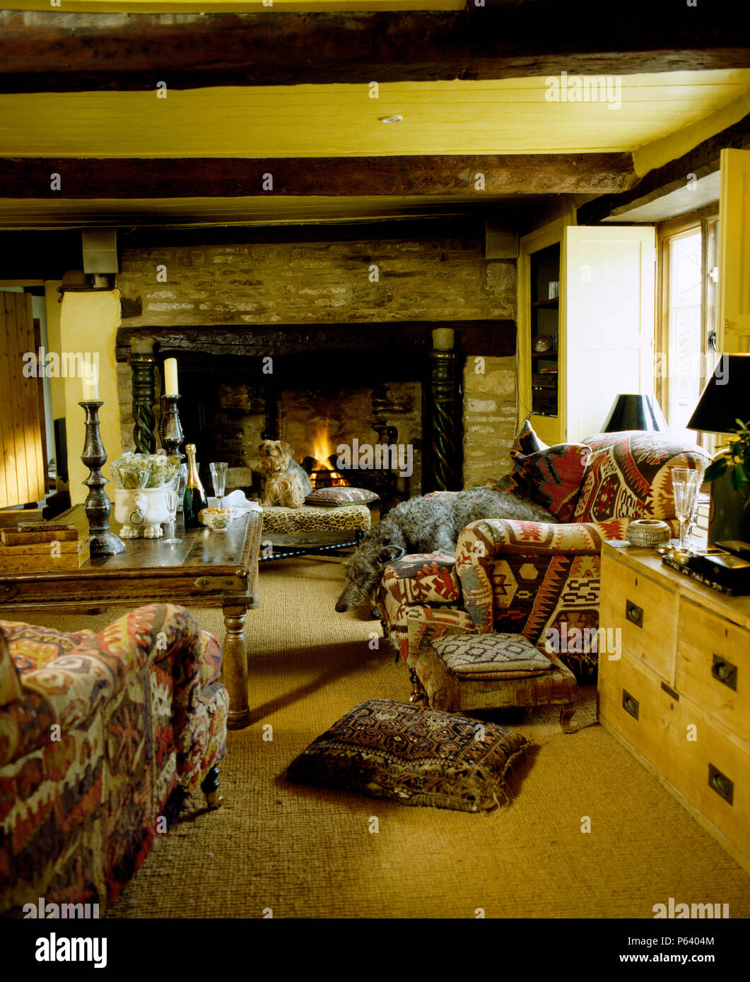 Kelim poltrone rivestite in salotto con cani giacente su mobili in cottage soggiorno Foto Stock