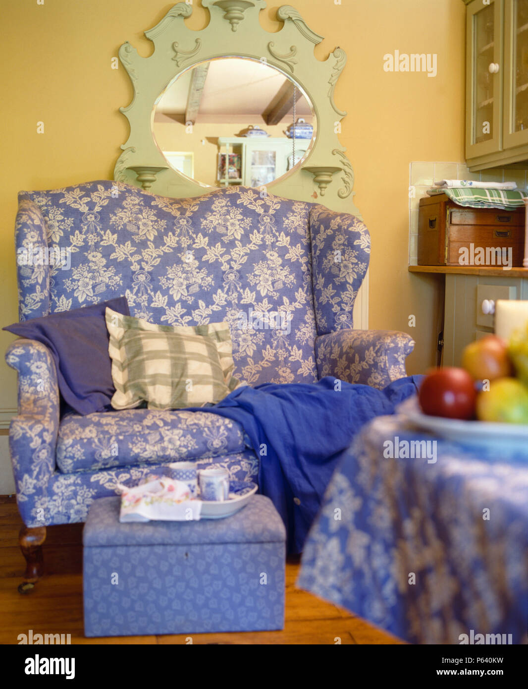 Dipinto sopra lo specchio piccolo blu+bianco divano floreale in cottage soggiorno con coppe sul pouf imbottiti Foto Stock