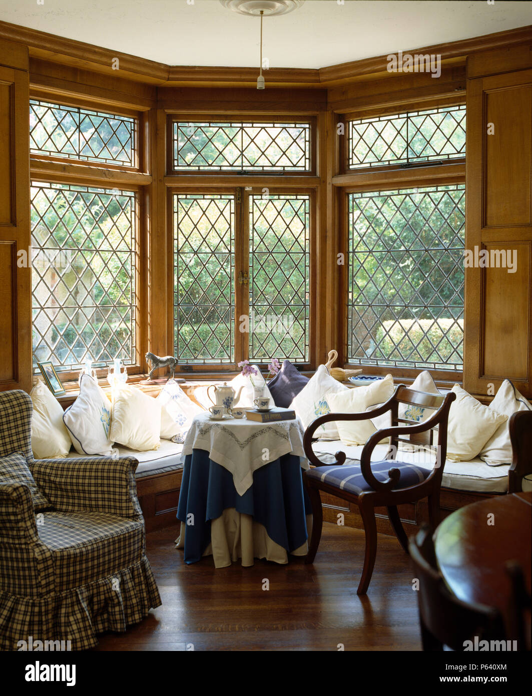 Cuscini bianchi sulla finestra al di sotto del sedile traliccio bay window nel paese la stanza di seduta Foto Stock