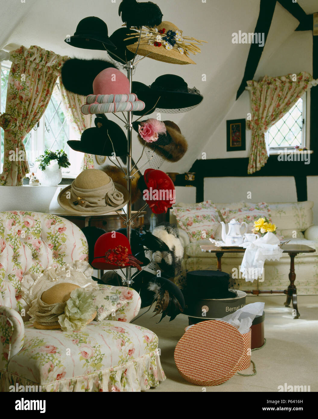Collezione di cappelli su supporto in piccolo attico la stanza di seduta Foto Stock