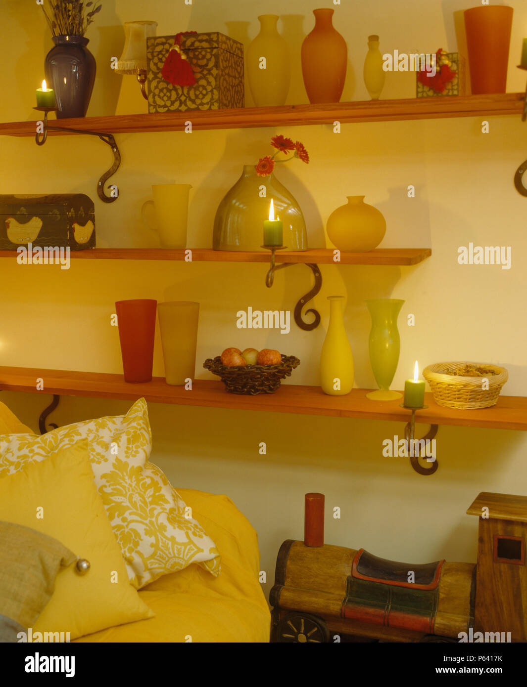 Cclose di vasi in vetro su scaffali in giallo economia vivente cottage in stile salotto Foto Stock