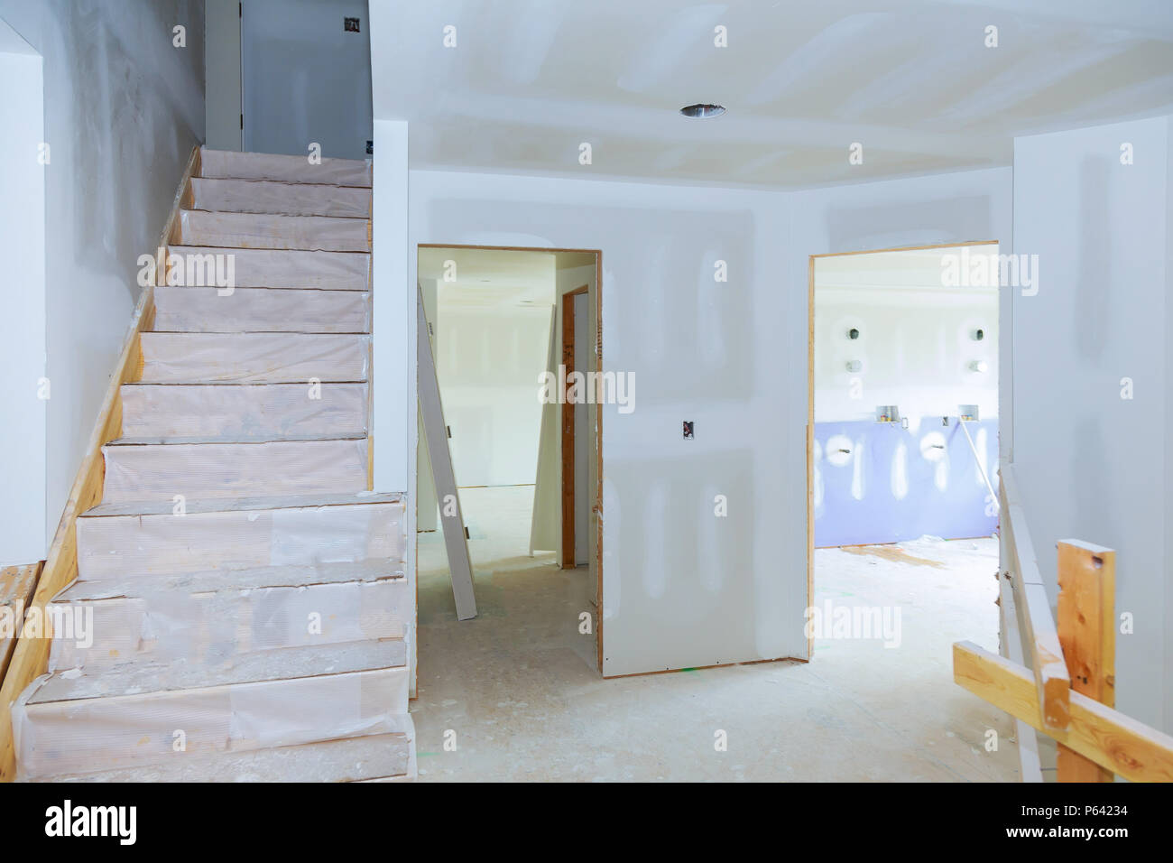 Un pannello di gesso soffitto a costruzione interni casa alterazioni funziona Foto Stock