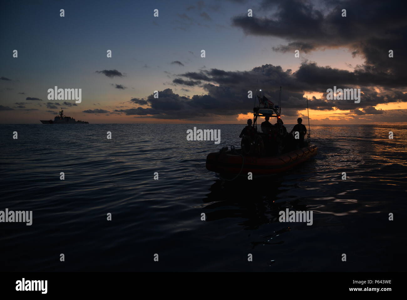 Un boatcrew a bordo di un 26 piedi di Mark IV piccola barca dai guardacoste Bertholf funziona durante le ore serali mentre la taglierina stava conducendo una pattuglia counterdrug nell'Oceano Pacifico orientale, 5 marzo 2018. La sicurezza nazionale frese Bertholf simili sono il fulcro della Guardia Costiera della flotta, in grado di eseguire più operazioni impegnative, incluso il supporto di maritime homeland security e missioni di difesa. Stati Uniti Coast Guard foto di Sottufficiali di prima classe S. Matteo Masaschi Foto Stock