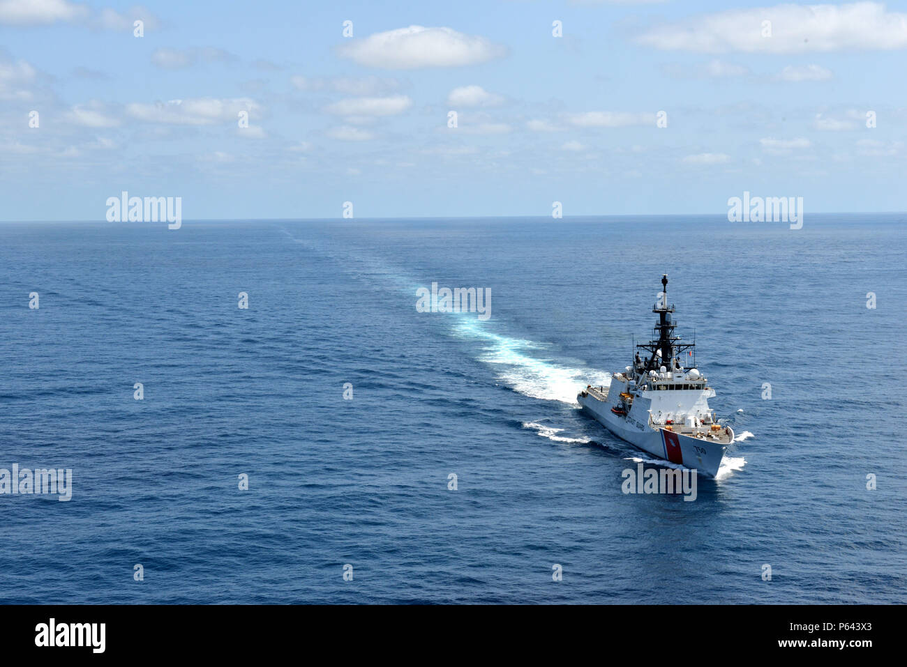 Guardacoste Bertholf equipaggi condurre una pattuglia counterdrug tutto acque internazionali nell'Oceano Pacifico orientale, 11 marzo 2018. La sicurezza nazionale frese Bertholf simili sono il fulcro della Guardia Costiera della flotta, in grado di eseguire più operazioni impegnative, incluso il supporto di maritime homeland security e missioni di difesa. Stati Uniti Coast Guard foto di Sottufficiali di 2a classe di Michael alberi Foto Stock