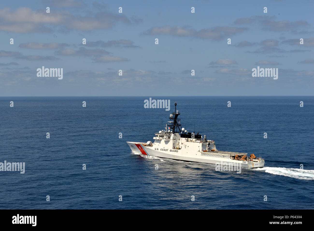 Guardacoste Bertholf equipaggi condurre una pattuglia counterdrug tutto acque internazionali nell'Oceano Pacifico orientale, 11 marzo 2018. La sicurezza nazionale frese Bertholf simili sono il fulcro della Guardia Costiera della flotta, in grado di eseguire più operazioni impegnative, incluso il supporto di maritime homeland security e missioni di difesa. Stati Uniti Coast Guard foto di Sottufficiali di 2a classe di Michael alberi Foto Stock