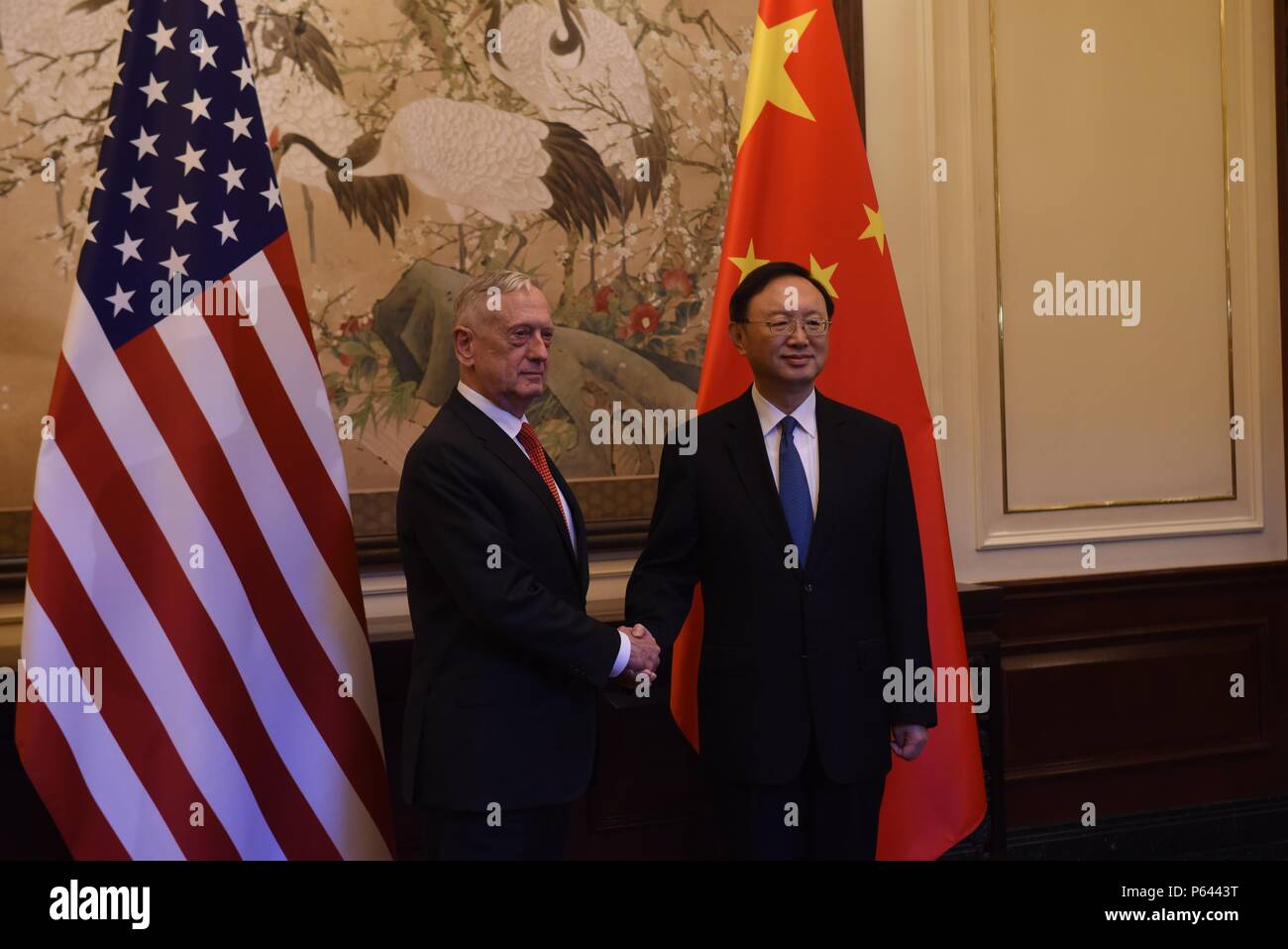 Il Segretario della Difesa James N. Mattis soddisfa con il membro del Politburo Yang Jiechi al Diaoyutai State Guest House di Pechino, Cina, 27 giugno 2018. (DoD foto di esercito Sgt. Ambra I. Smith) Foto Stock