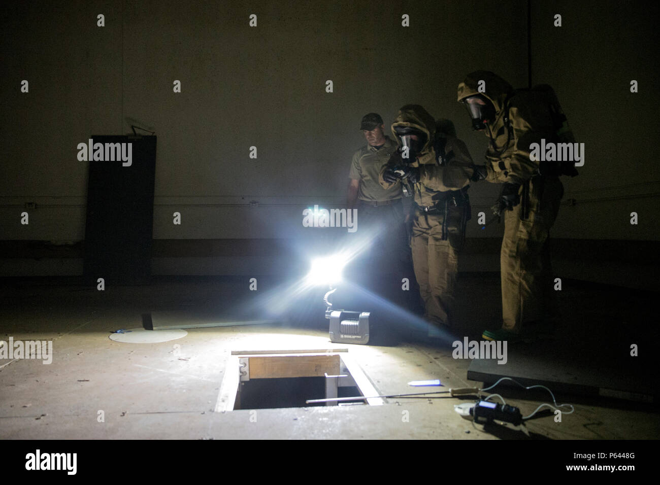 Stati Uniti Marines con agenti chimici, biologici, radiologici e nucleari (CBRN) plotone, sede Battaglione, 1° Divisione Marine, ispezionare la simulazione di una fuoriuscita di sostanze chimiche durante il concetto del mondo reale delle operazioni CBRN corso presso i centri di custode in Perry, Georgia, 22 giugno 2018. Questo corso di formazione è stata condotta per migliorare e perfezionare la condotta di sensibile allo sfruttamento del sito che supporta il comandante il processo decisionale ciclo e mantiene il ritmo durante le operazioni di combattimento. (U.S. Marine Corps foto di Cpl. Joseph Prado) Foto Stock