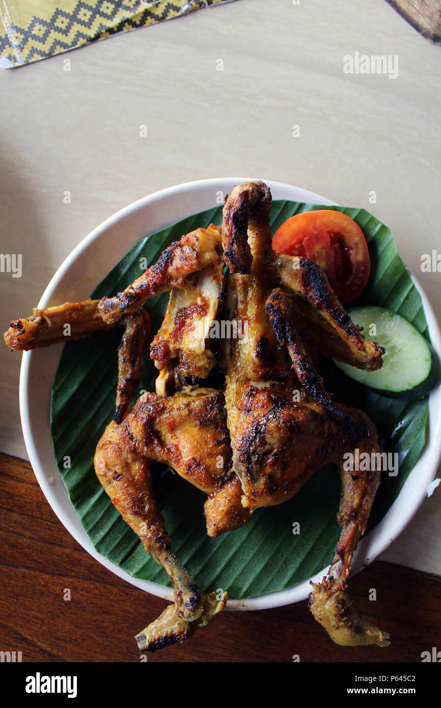 Pollo alla griglia - versione indonesiana. O localmente noto come 'Ayam Bakar'. Foto Stock