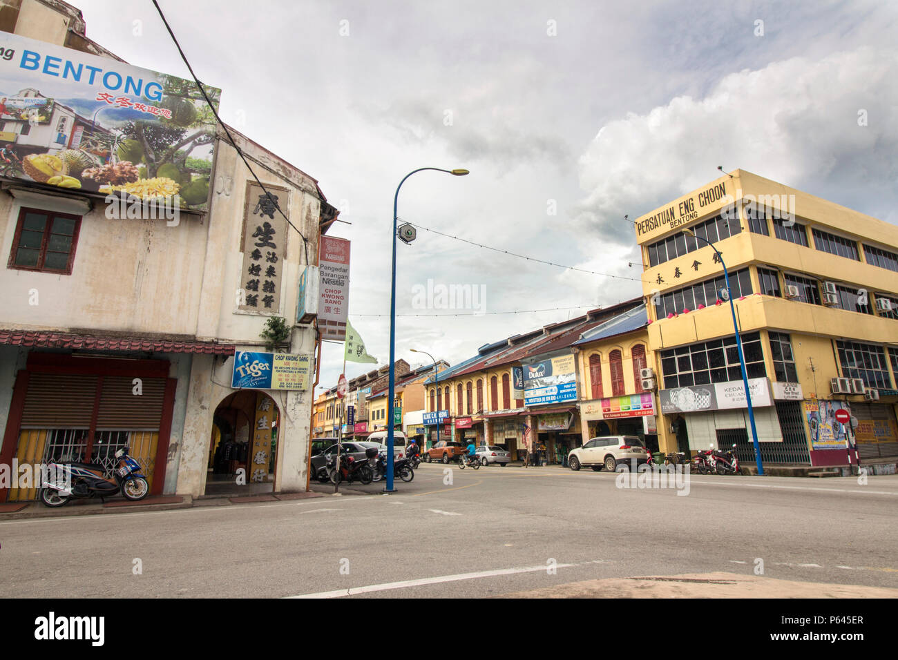 La strada di Bentong con il vecchio vintage shop coloniale molto in vista, una piccola città nel lato ovest della Malesia, famoso con Musang re durian Foto Stock