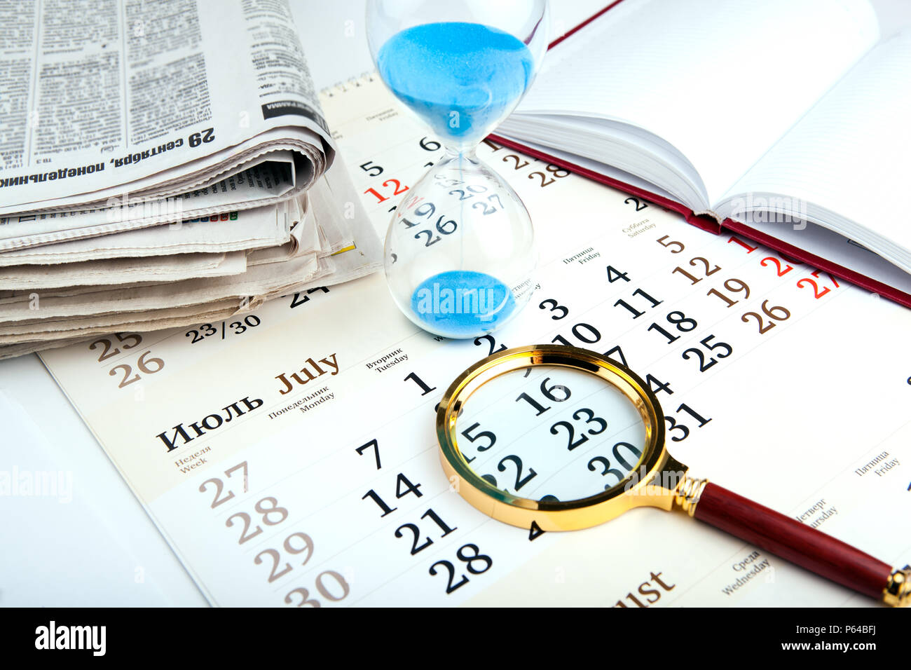 Forniture per ufficio con carta e calendario Foto Stock