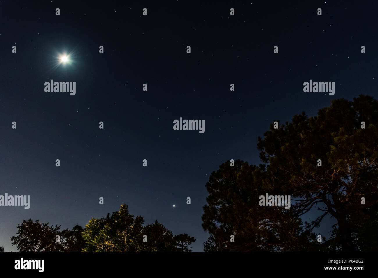 Luna e Venere impostazione su una chiara notte, vista dal cortile Foto Stock
