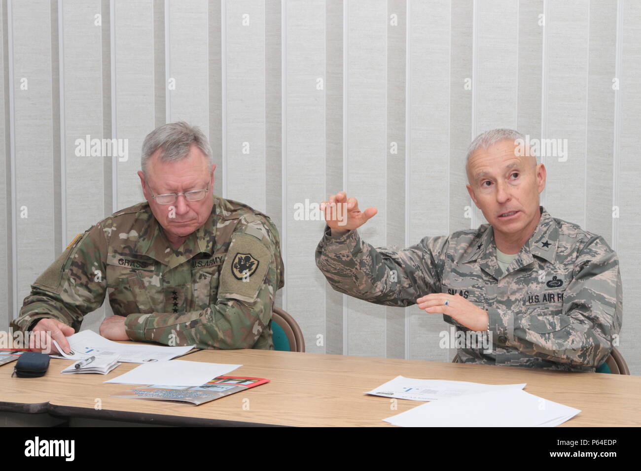 Gen. Frank J. erba, capo della Guardia Nazionale Bureau, sinistra, tournée in Nuovo Messico la Guardia Nazionale Apr. 29-30, 2016. Erba ha iniziato la sua visita presso l'esercito Aviation Support Facility poi era volato via esercito UH-60 Black Hawk per la sezione sud del Nuovo Messico. Egli si è incontrato con i costumi locali e la Pattuglia di Confine funzionari nonché la leadership della NMNG Counterdrug programma poi girato il confine internazionale a bordo di un LUH-72 Lakota pilotato e con equipaggio Esercito Nazionale guardie. Brig. Gen. Andrew Salas, l aiutante generale del Nuovo Messico la Guardia Nazionale, racconta gli sforzi dei soldati e aviatori come Foto Stock