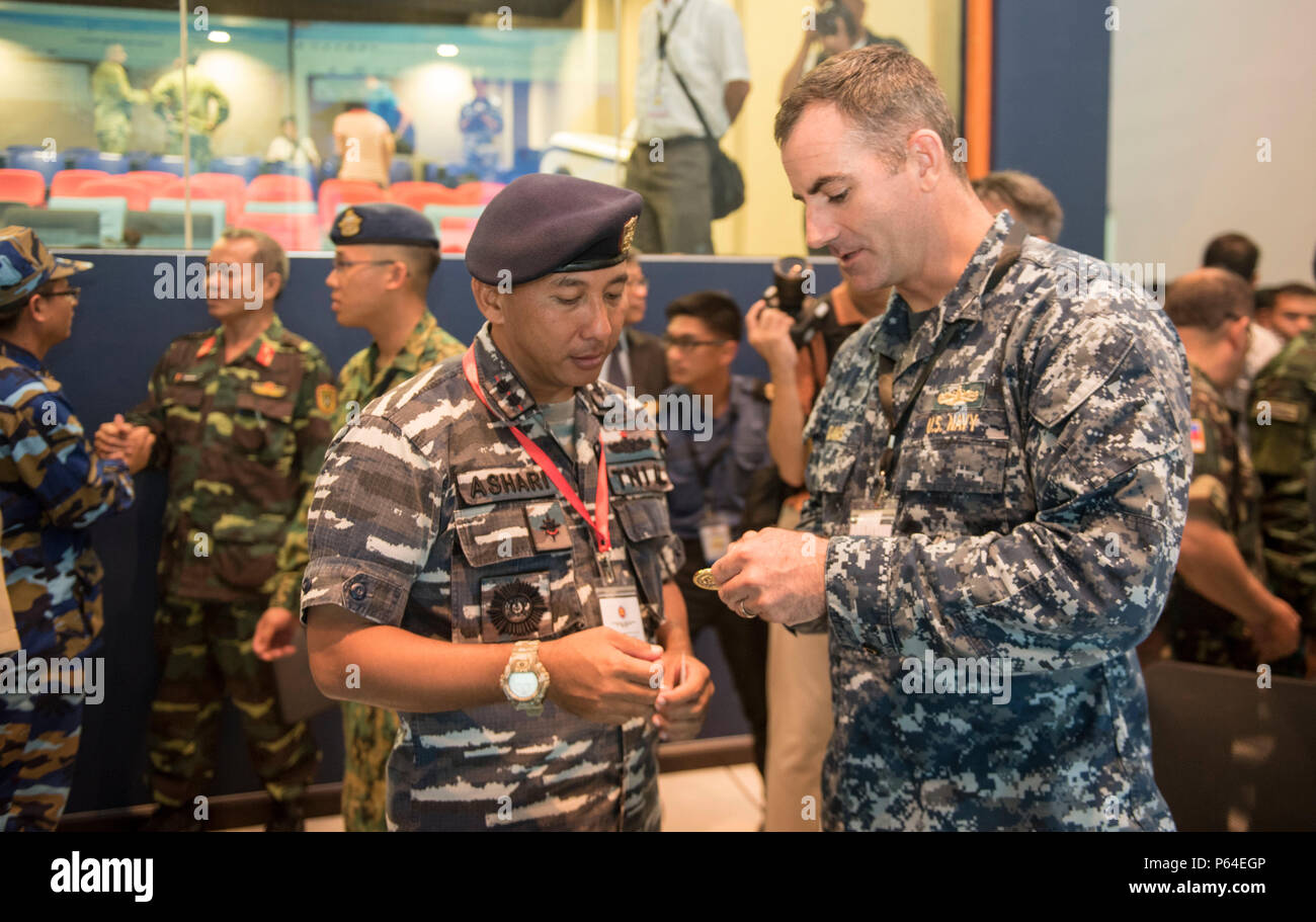 160503-N-OU129-081 MUARA base navale, Brunei (3 maggio 2016) della Cmdr. Greg Adams presenta Letkol Laut (P) Ashari Alamsyah, comandante della KRI Sultan Iskandar Muda (SIM-367), con un comando moneta durante la cerimonia di apertura dell'ASEAN il Ministro della difesa della riunione (ADMM) più la sicurezza marittima e la lotta contro il terrorismo la formazione sul campo Esercizio 2016 maggio 3. ADMM Plus mira a rafforzare la cooperazione e la condivisione delle informazioni durante la sicurezza marittima e la lotta contro il terrorismo le operazioni. (U.S. Foto di Marina di Massa lo specialista di comunicazione di terza classe Joshua Fulton/rilasciato) Foto Stock