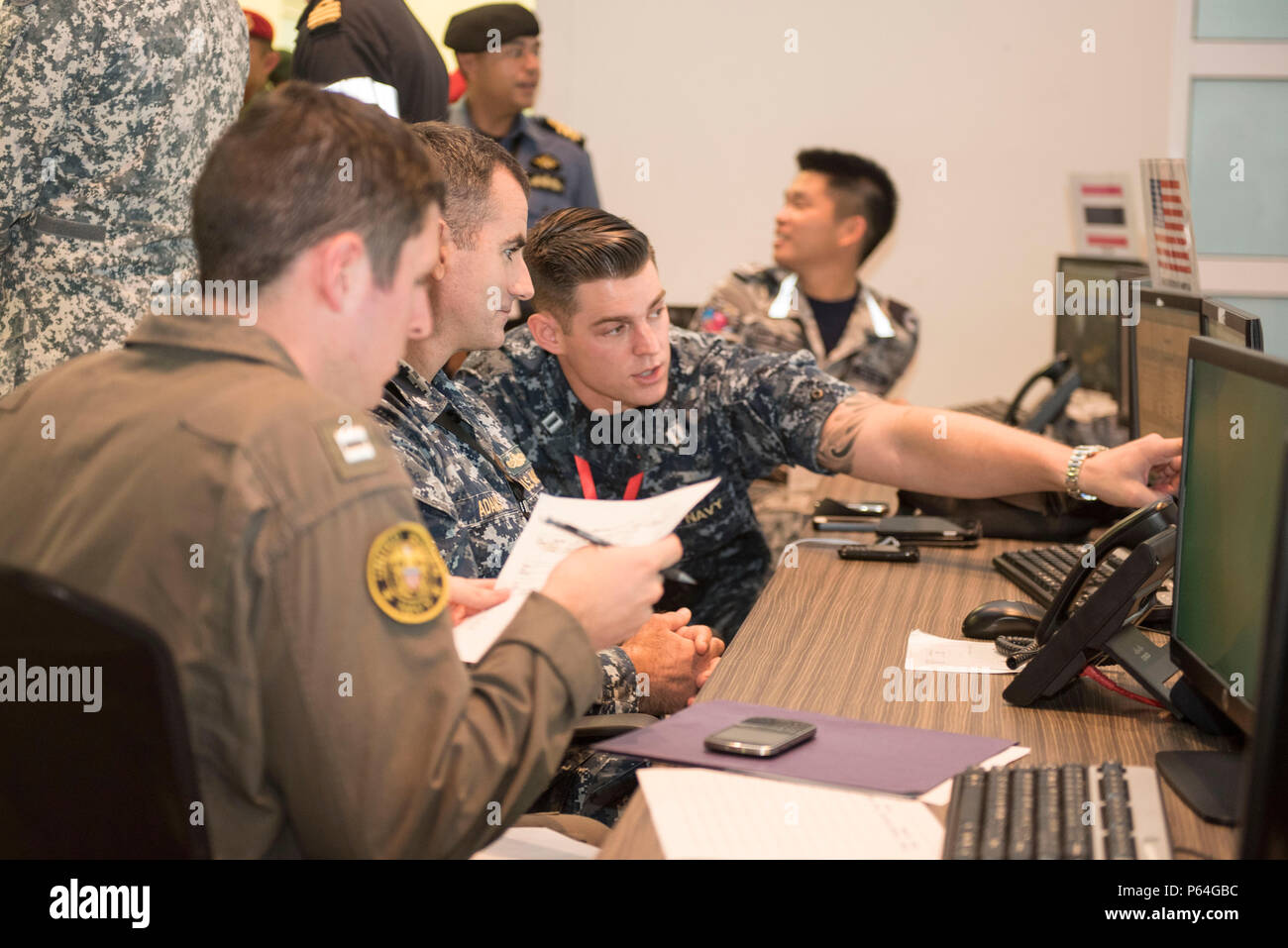 160504-N-OU129-016 MUARA base navale, Brunei (4 maggio 2016) Lt. Peter Johnson, la Cmdr. Greg Adams, e il tenente Taylor Hamilton discutere di punte di esercizio durante l'ASEAN il Ministro della difesa della riunione (ADMM) più la sicurezza marittima e la lotta contro il terrorismo la formazione sul campo Esercizio 2016 maggio 4. ADMM Plus mira a rafforzare la cooperazione e la condivisione delle informazioni durante la sicurezza marittima e la lotta contro il terrorismo le operazioni. (U.S. Foto di Marina di Massa lo specialista di comunicazione di terza classe Joshua Fulton/rilasciato) Foto Stock