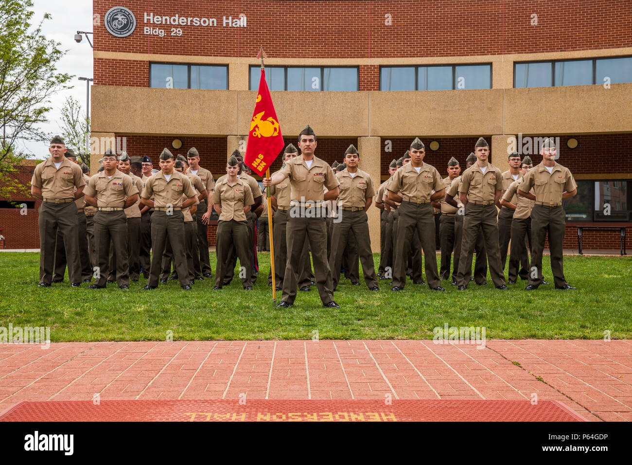 Stati Uniti Marines con sede e servizi (H&S) Battaglione, Base comune Myer-Henderson Hall, stand a parade resto in formazione prima della cerimonia di premiazione del Col. Andrew M. Regan, comandante, H&S Battaglione, a Henderson Hall, Arlington, Virginia, Aprile 22, 2016. Regan si è aggiudicato la difesa Superior medaglia di servizio per le sue azioni durante l'Operazione Enduring Freedom e funzionamento libertà di Sentinel. (U.S. Marine Corps photo by Lance Cpl. Hailey D. Stuart/rilasciato) Foto Stock