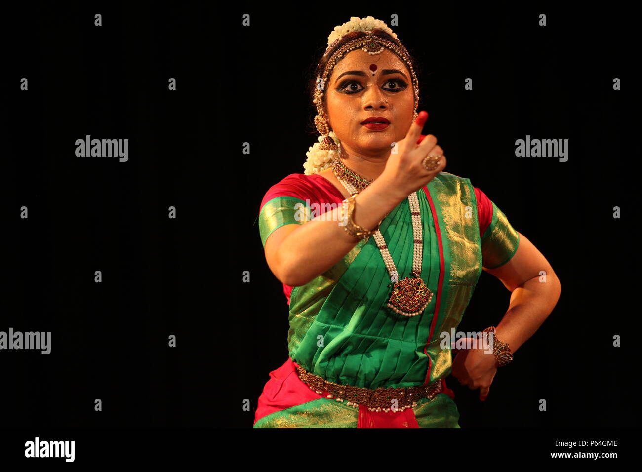 Bharatha natyam è uno dei classici forme di danza di india dallo Stato Tamil Nadu.it è popolare non solo in India ma per il mondo intero Foto Stock