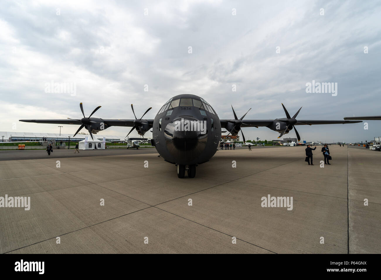 Per il trasporto militare, antenna il rifornimento di Lockheed Martin C-130J Super Hercules. Francese Air Force. In bianco e nero. Mostra ILA Berlin Air Show 2018 Foto Stock