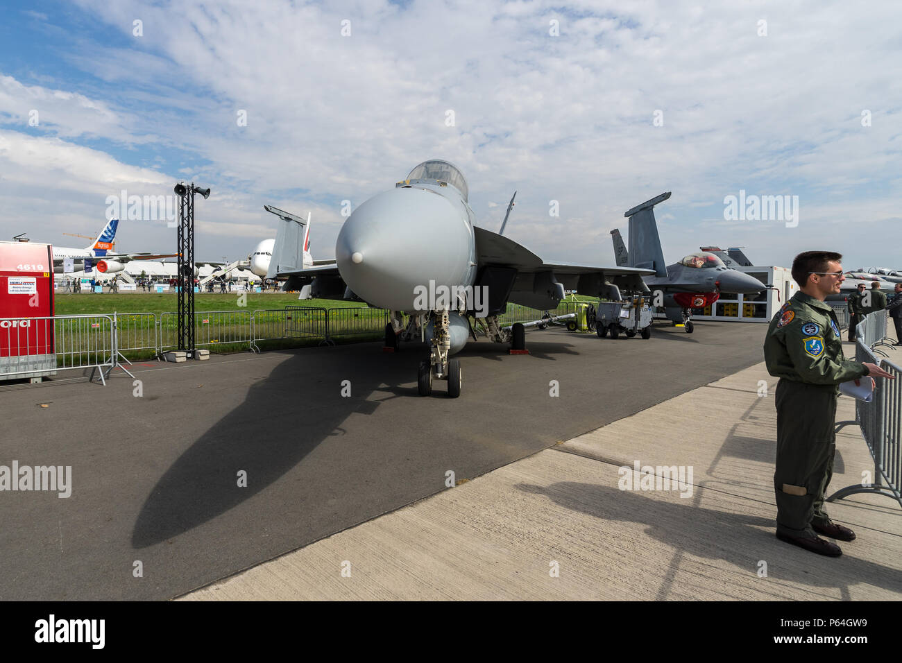 Berlino, Germania - 25 Aprile 2018: carrier-based multirole fighter Boeing F/A-18E Super Hornet. Marina degli Stati Uniti. Mostra ILA Berlin Air Show 2018 Foto Stock