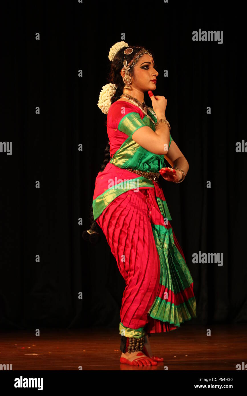 Bharatha natyam è uno dei classici forme di danza di india dallo Stato Tamil Nadu.it è popolare non solo in India ma per il mondo intero Foto Stock