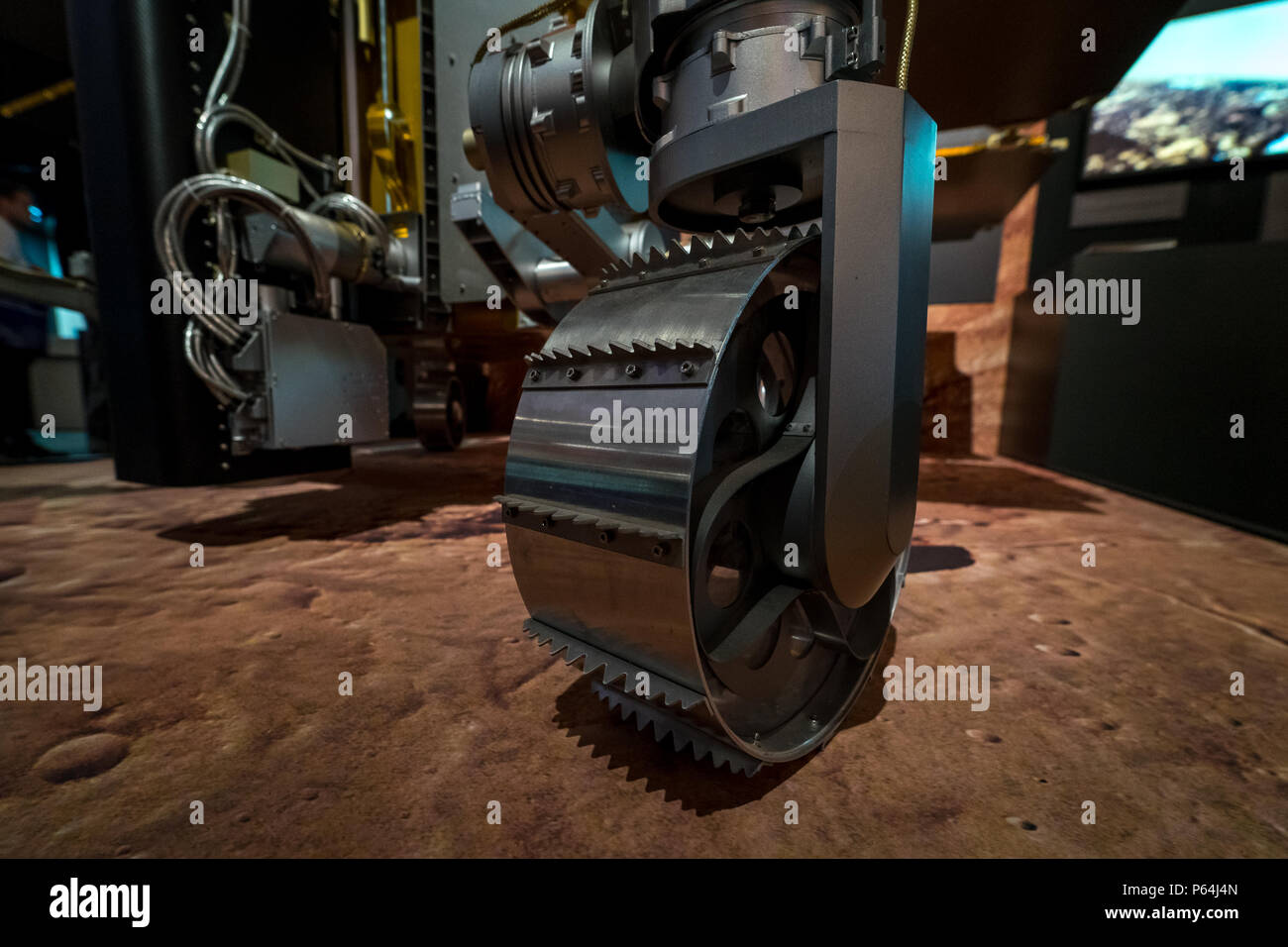 Spazio Pavilion. ExoMars rover è Mars rover dall'Agenzia spaziale europea e stato Roscosmos Corporation. Dettaglio della ruota, close-up. Mostra ILA essere Foto Stock