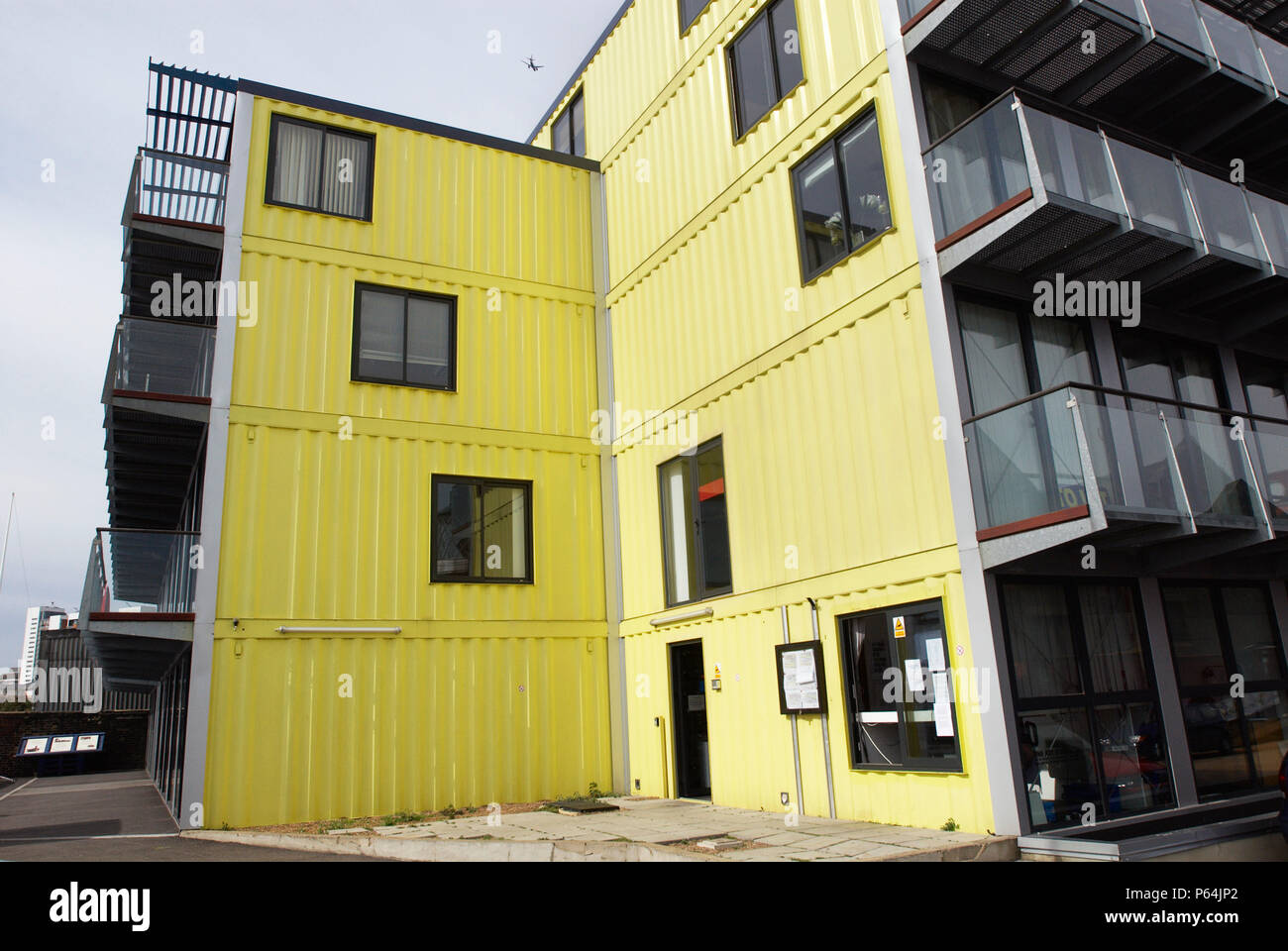 Lo spazio urbano del management dell 'Contenitore città', live-lo sviluppo del lavoro fatto di riciclare i contenitori di spedizione, Boa Trinity Wharf, Leamouth, East London, Foto Stock