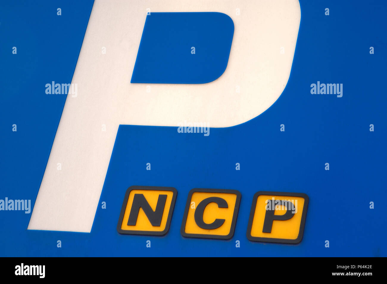 Il simbolo di parcheggio di un parcheggio NCP Foto Stock