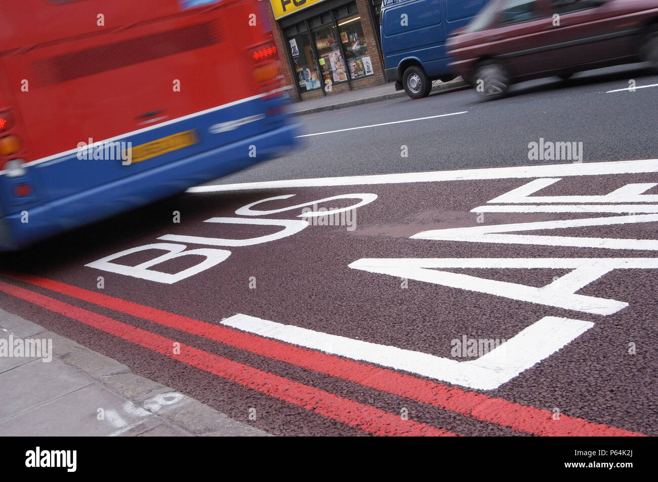 Bus rosso che passa verso il basso una corsia degli autobus nel centro di Londra Foto Stock