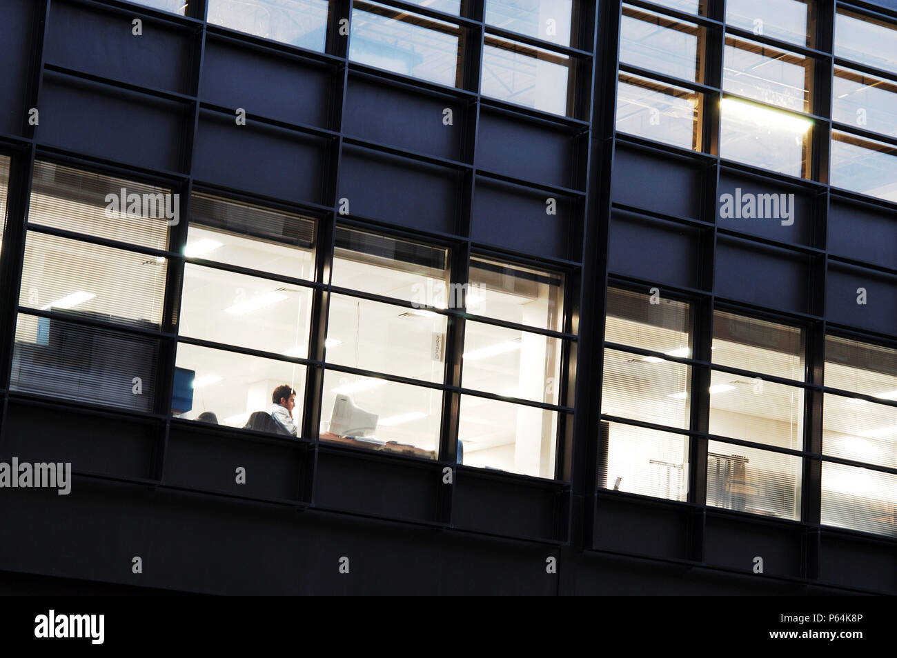 Lavora fino a tardi in ufficio Foto Stock