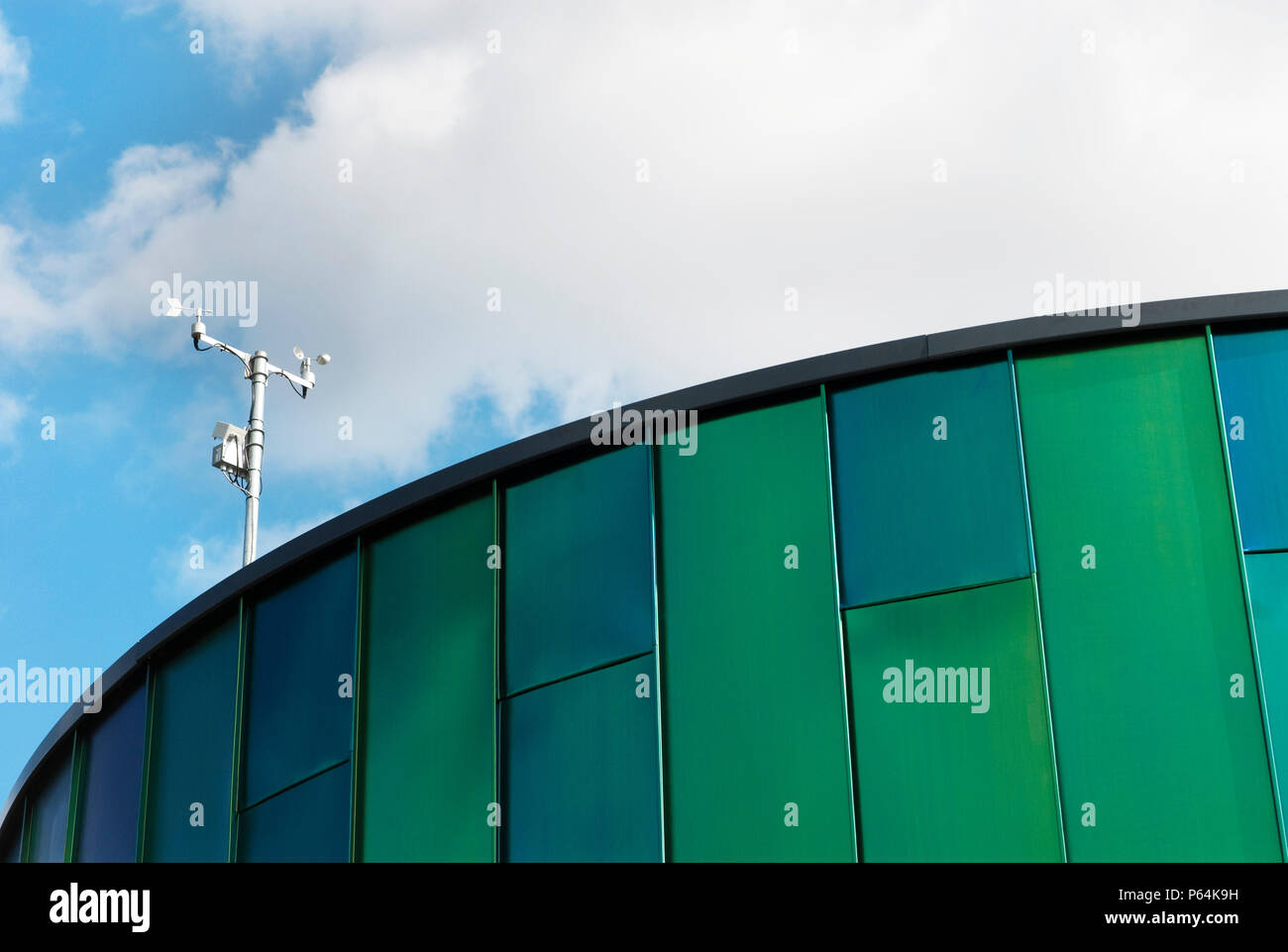 Sensore meteo sul tetto del Gainsborough libreria comunitaria, Ipswich, Suffolk, Regno Unito Foto Stock