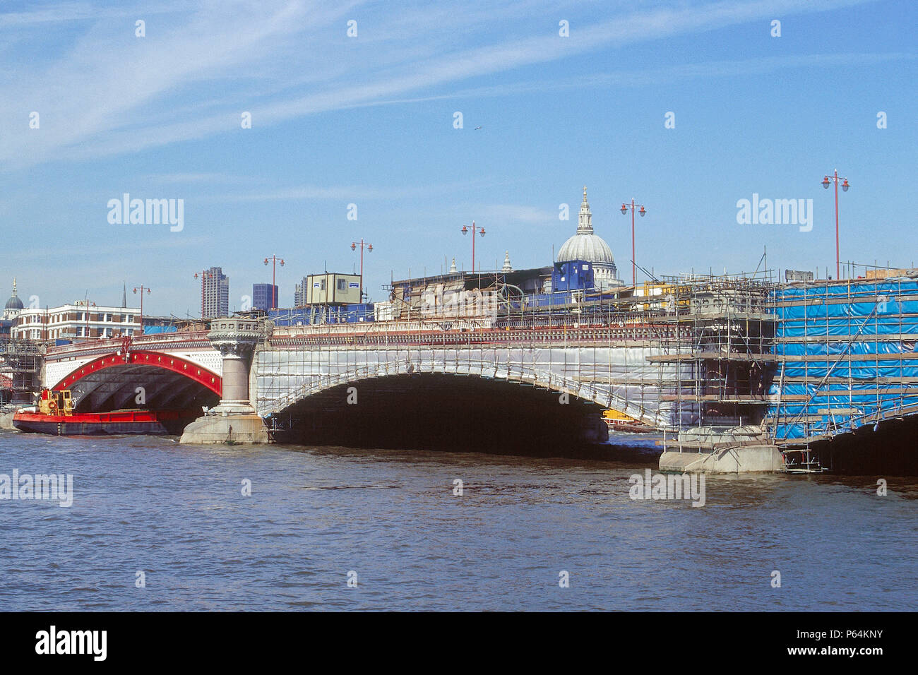 Riverniciatura di Blackfriars Bridge di Londra. Foto Stock