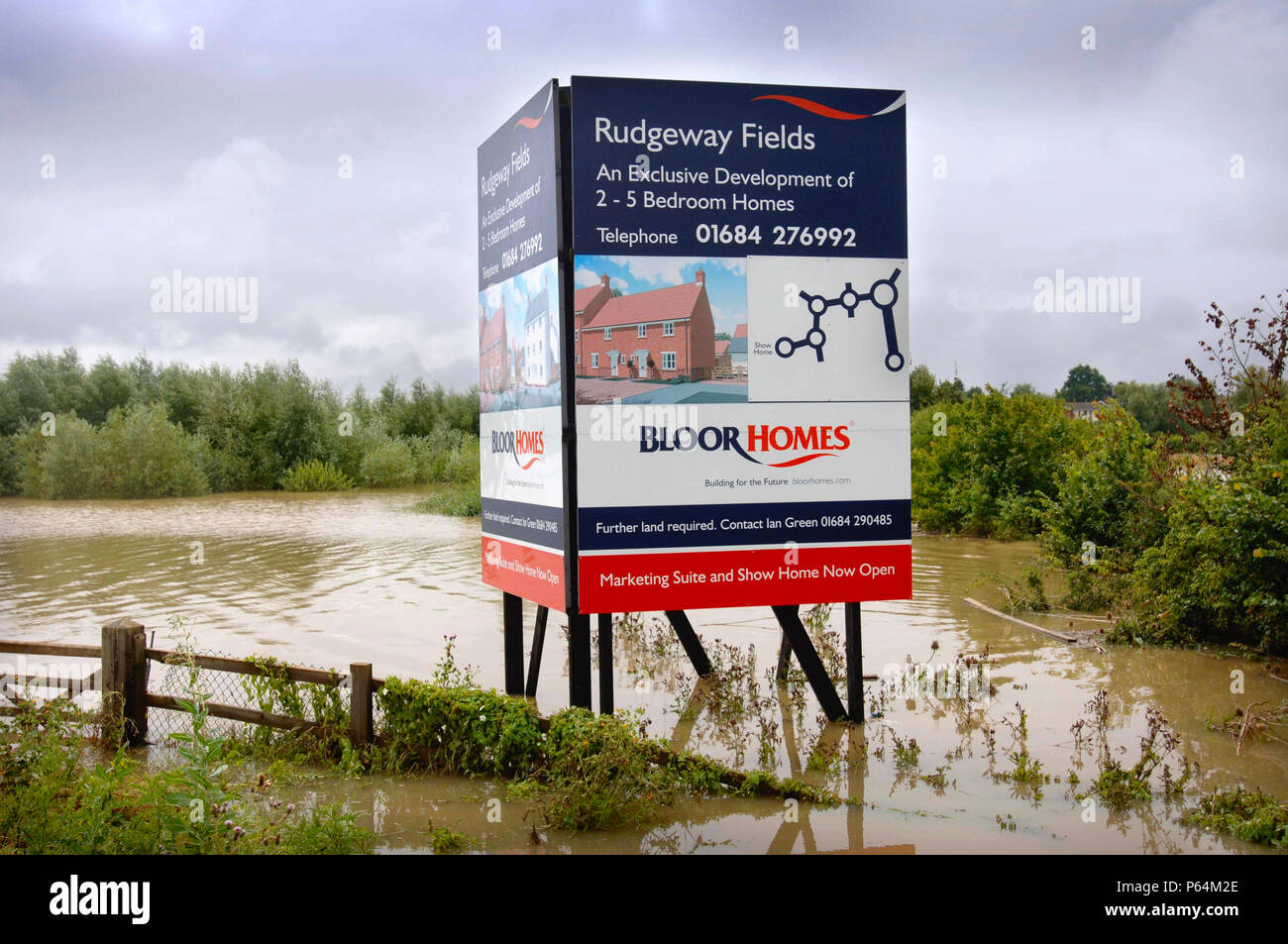 Un pannello pubblicitario per un progetto di sviluppo di alloggiamento su un terreno che si trova al di sotto dell'alluvione a Tewkesbury, Gloucestershire, UK, 2007 Foto Stock