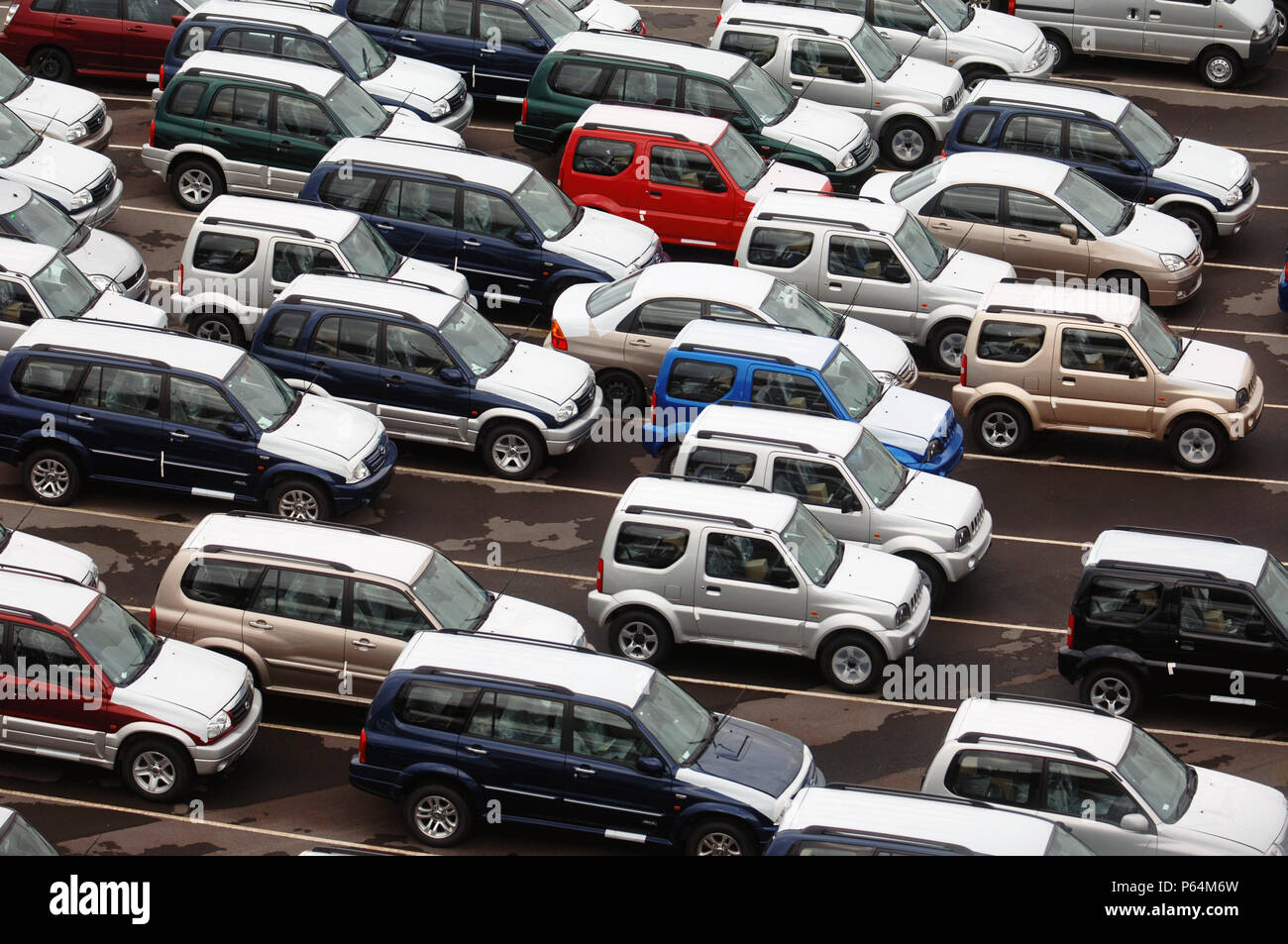 Nuovo Suzuki auto e furgoni parcheggiati in Avonmouth docks vicino a Bristol, Regno Unito Foto Stock