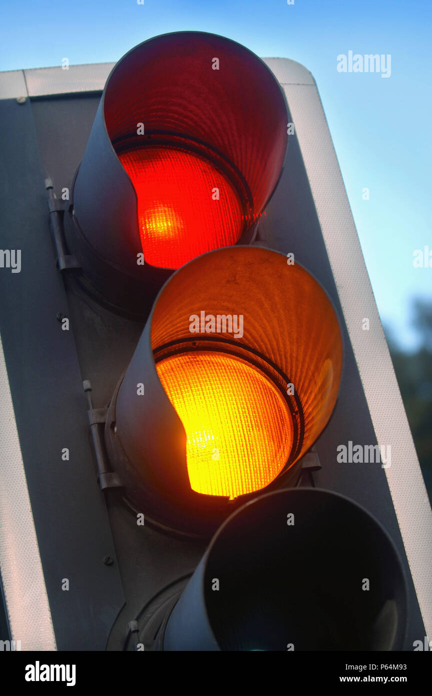 Il traffico che mostra le luci color ambra e rosso a un crocevia, UK. Foto Stock