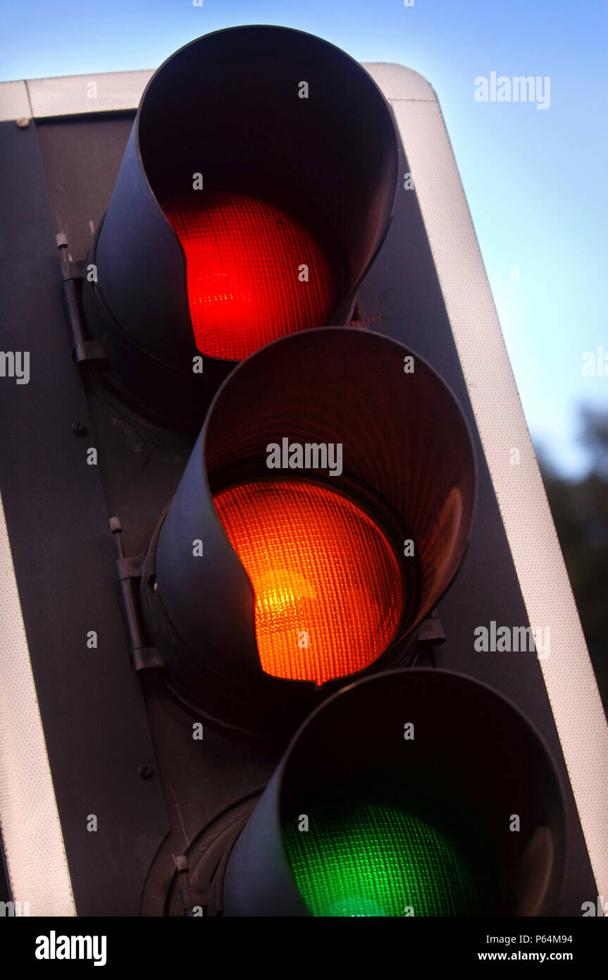 Il traffico che mostra le luci ambra, rosso e verde a un crocevia, UK. Foto Stock
