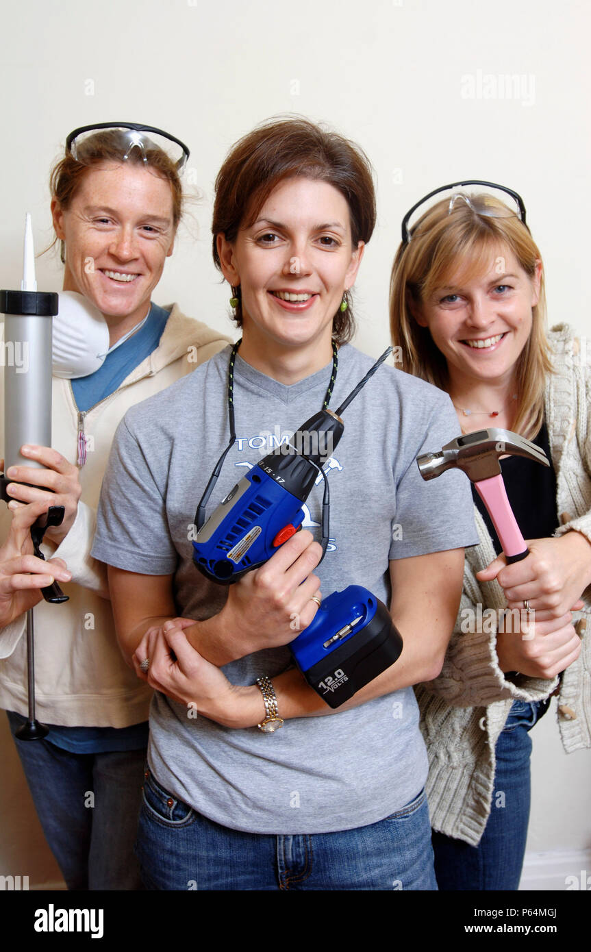 Tre donne amanti del fai da te con strumenti di alimentazione UK Foto Stock