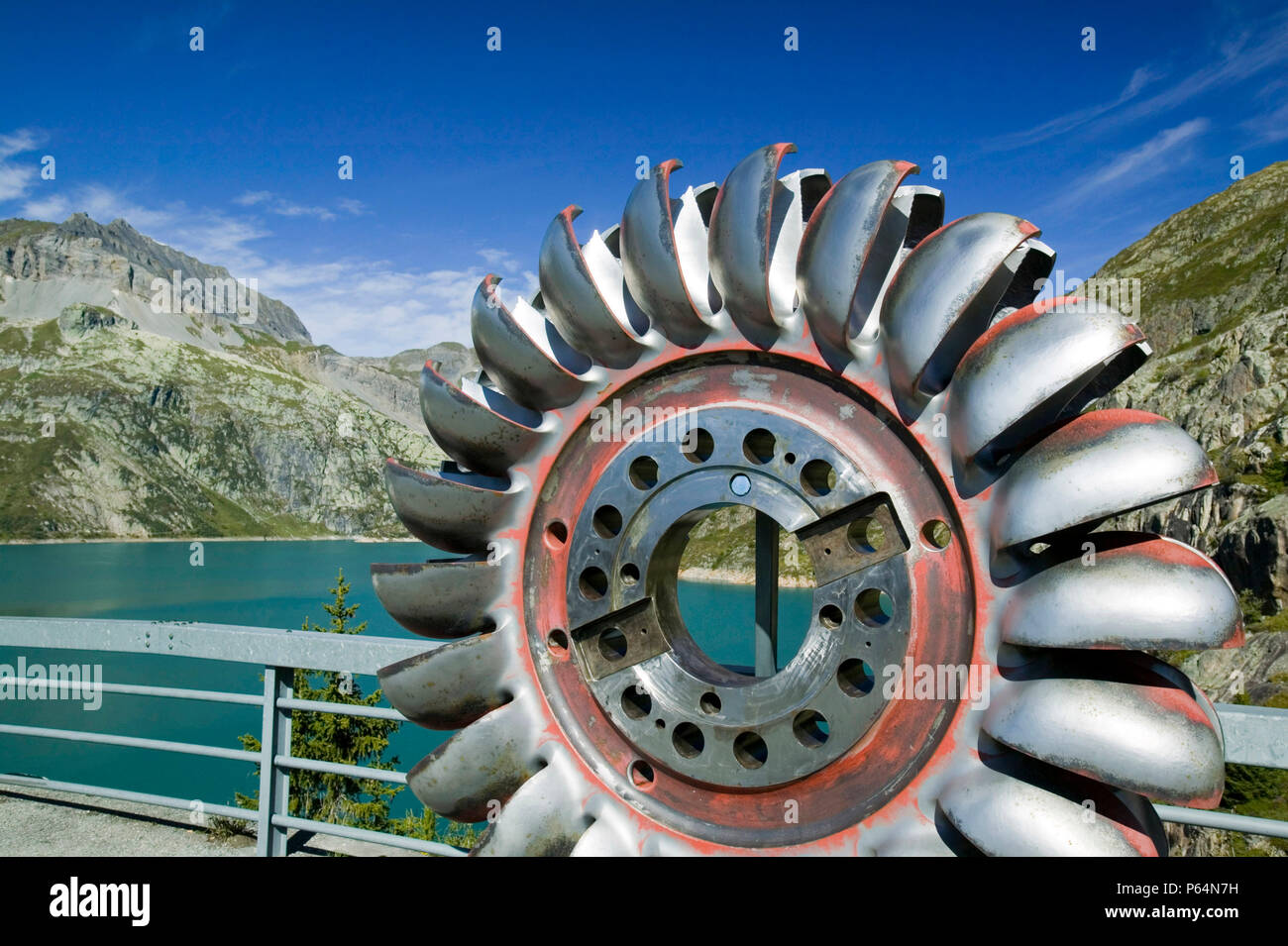 Una ruota Pelton utilizzato per generare elettricità al Lago di Emerson su Swiss confine francese arginato per generare hydro energia elettrica Foto Stock