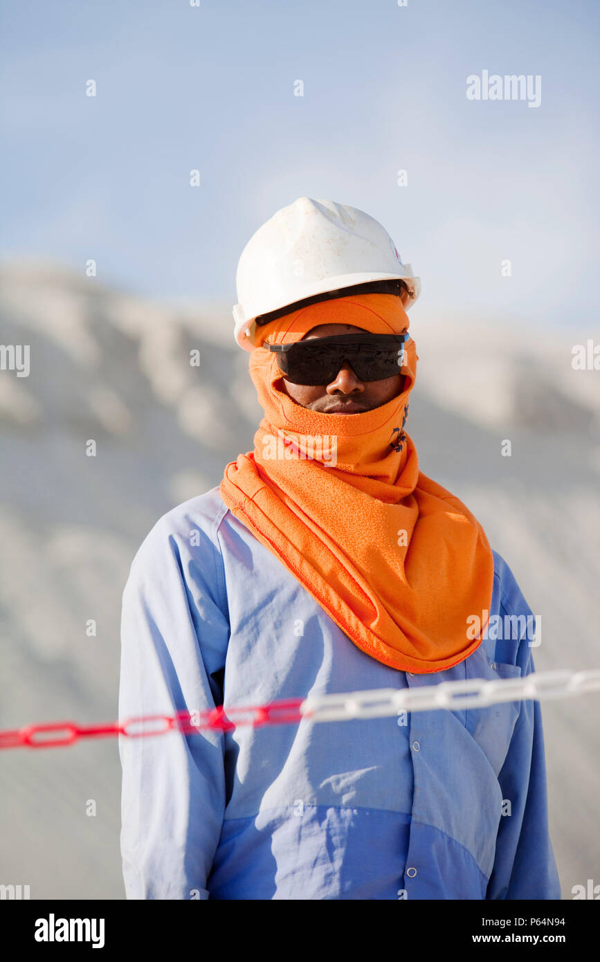 Maestranze arabe lavorando su un sistema di bonifica per costruire un altro hotel esclusivo resort su ciò che è stato formalmente letto del mare a Dubai Foto Stock