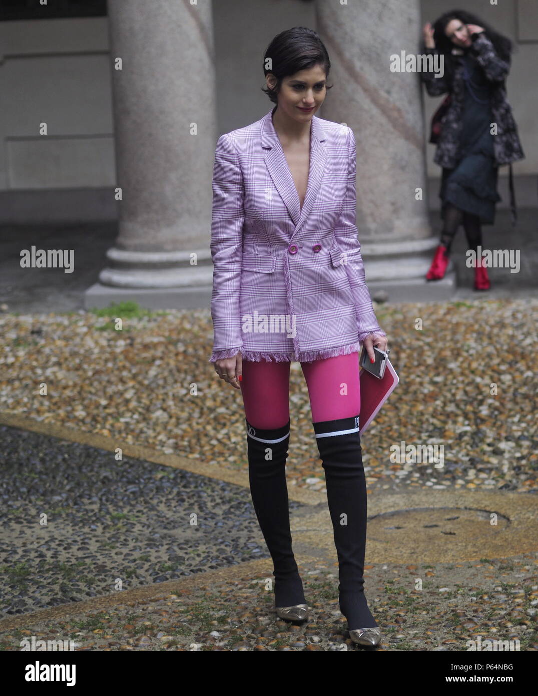 Milano - 22 febbraio 2018: Moda donna in posa per i fotografi in 'Corso Magenta' 24 prima di EMILIO PUCCI Foto Stock