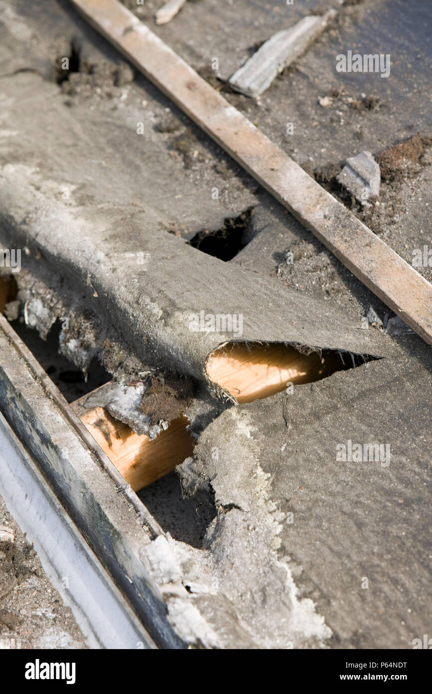 Il vecchio marcio sentito su una perdita sul tetto della casa Foto Stock