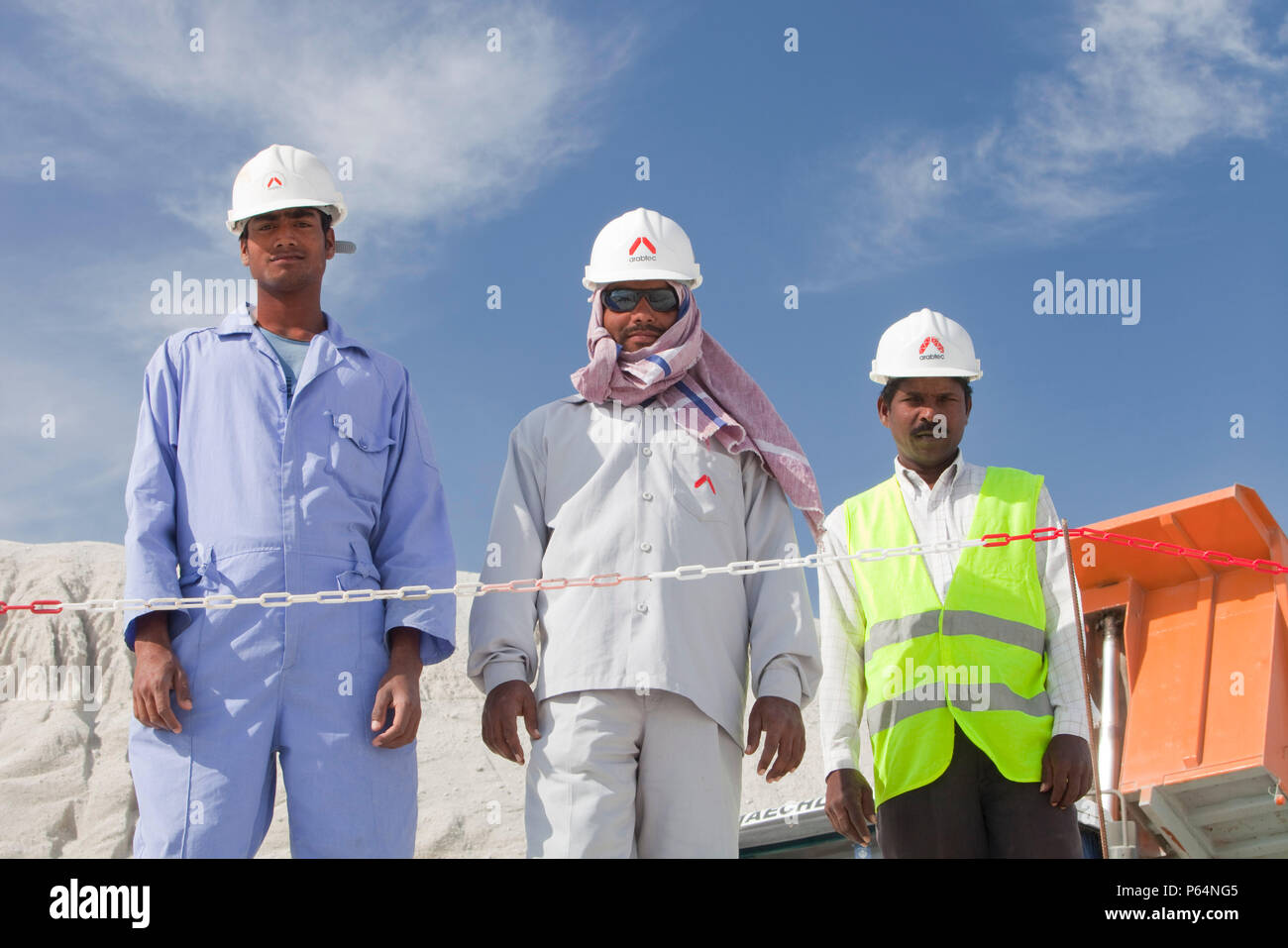 I lavoratori che operano sul recupero di terreni dal mare per un altro esclusivo hotel di sviluppo in Dubai Foto Stock