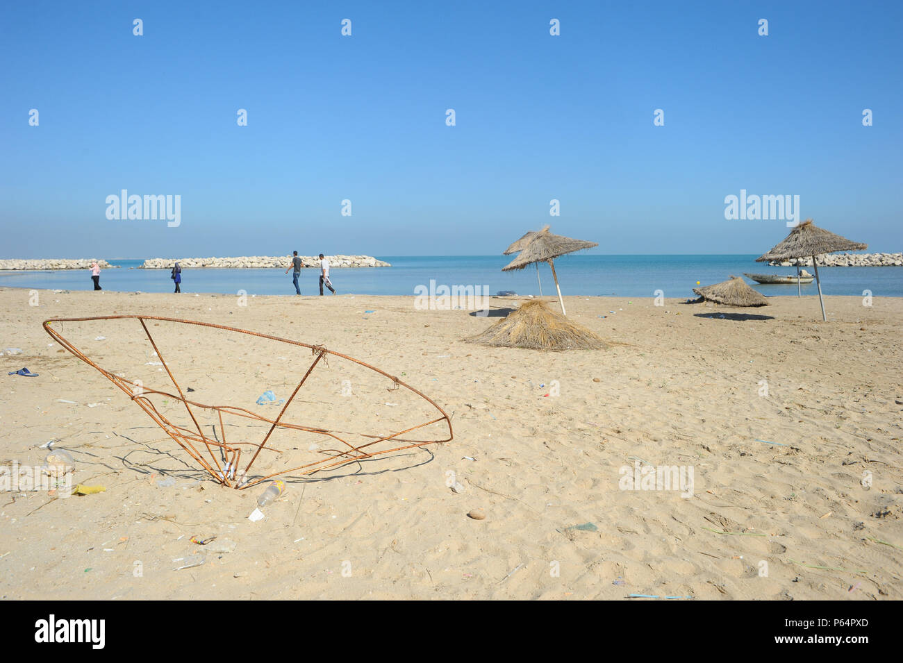 Ottobre 21, 2014 - Hammam-Lif, Tunisia: Vista della spiaggia di Hammam-Lif, un sobborgo meridionale della capitale Tunisi. Questo usato per essere una bella spiaggia turistica ma è ora abbandonata. La plage de Hammam-Lif, autrefois une attrazione touristique, laissee est l' abbandono.*** Francia / NESSUNA VENDITA A MEDIA FRANCESI *** Foto Stock