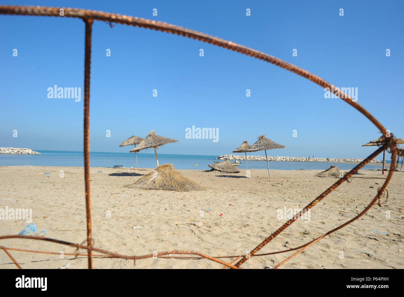 Ottobre 21, 2014 - Hammam-Lif, Tunisia: Vista della spiaggia di Hammam-Lif, un sobborgo meridionale della capitale Tunisi. Questo usato per essere una bella spiaggia turistica ma è ora abbandonata. La plage de Hammam-Lif, autrefois une attrazione touristique, laissee est l' abbandono.*** Francia / NESSUNA VENDITA A MEDIA FRANCESI *** Foto Stock