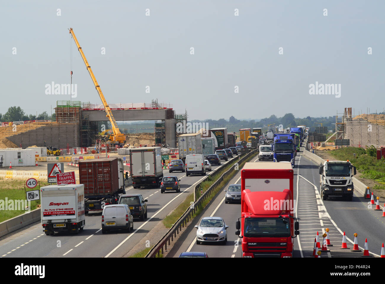 Il traffico stradale e la costruzione del ponte sulla A140 Cambridge Regno Unito Foto Stock