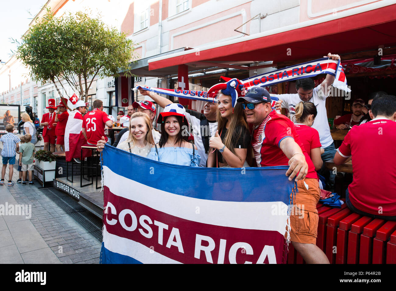 Nizhny Novgorod, Russia-June 24, 2018: gli appassionati di calcio è venuto a Nizhny Novgorod per la Coppa del mondo. Ventole rappresentano il loro paese Foto Stock