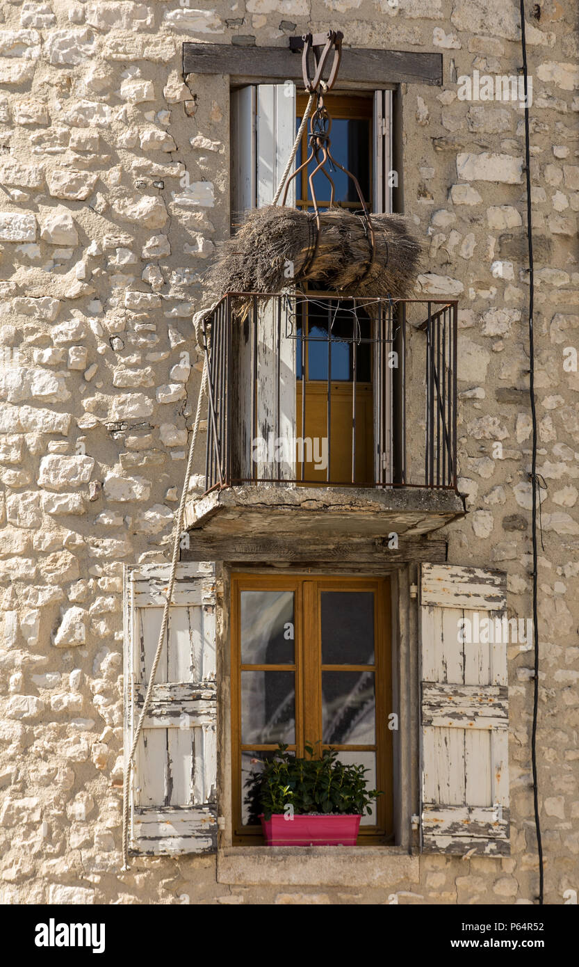 Vecchia casa di pietra con persiane di legno, Provenza, Francia. Foto Stock