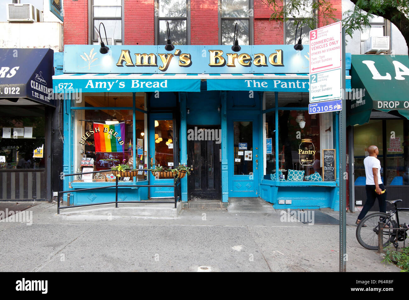 Amy's pane, 672 9 Ave, New York, NY. esterno alla vetrina di un panificio e cafe di Hells Kitchen quartiere di Manhattan. Foto Stock