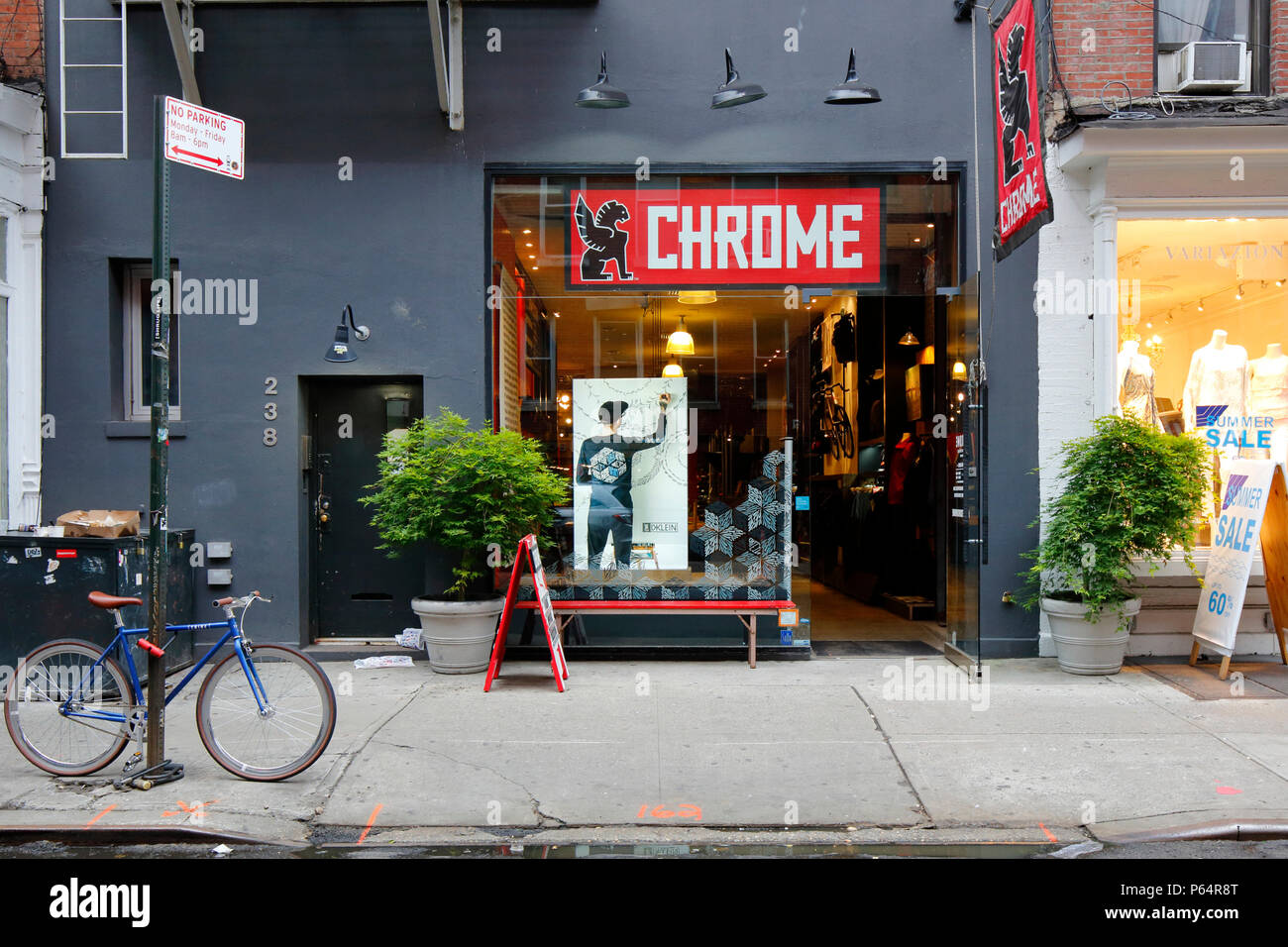 Chrome Industries, 238 Mulberry St, New York, NY. storefront esterna di una bicicletta bagagli nel quartiere Nolita di Manhattan. Foto Stock